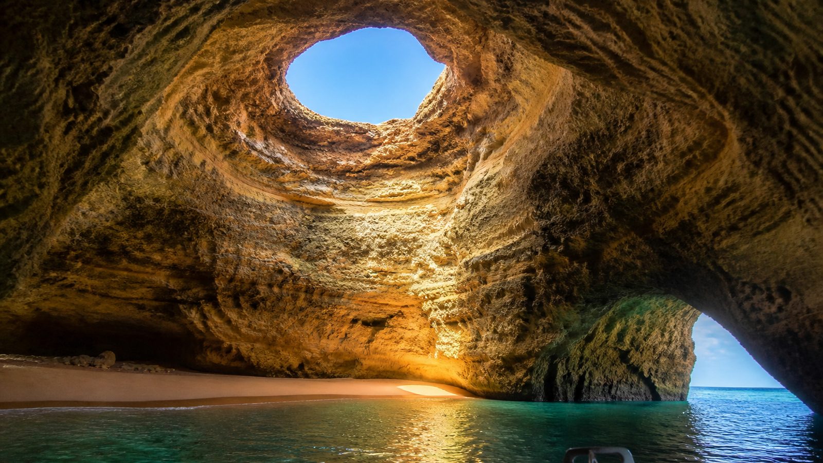 Claraboia circular no interior da Gruta de Benagil, Algarve